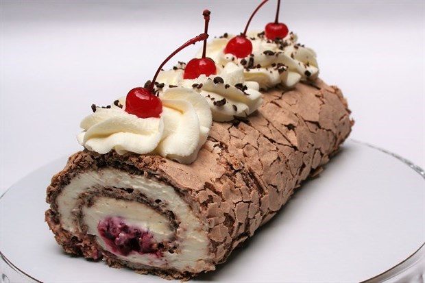 Шоколадно-меренговый рулет с вишней 1767