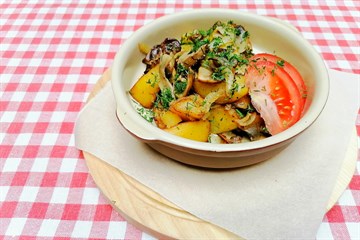 Жареный картофель с грибами и куриной печенью