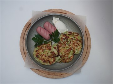 Оладьи из кабачка и картофеля с сосисками 1938